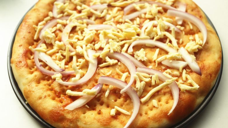 黑椒牛柳披萨,撒一些奶酪。