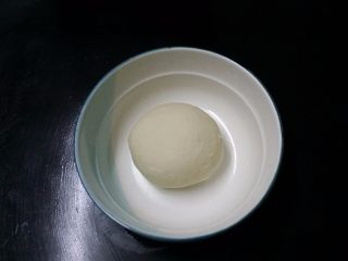 日式甜面包-中种法,将中种材料轻揉成团