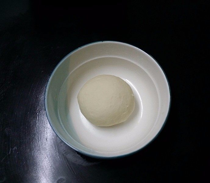 日式甜面包-中种法,将中种材料轻揉成团