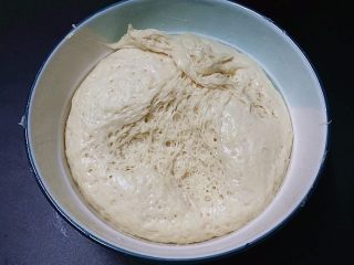 日式甜面包-中种法,低温发酵至3~4倍大，内部呈蜂窝状