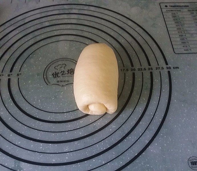 日式甜面包-中种法,自上向下卷成卷