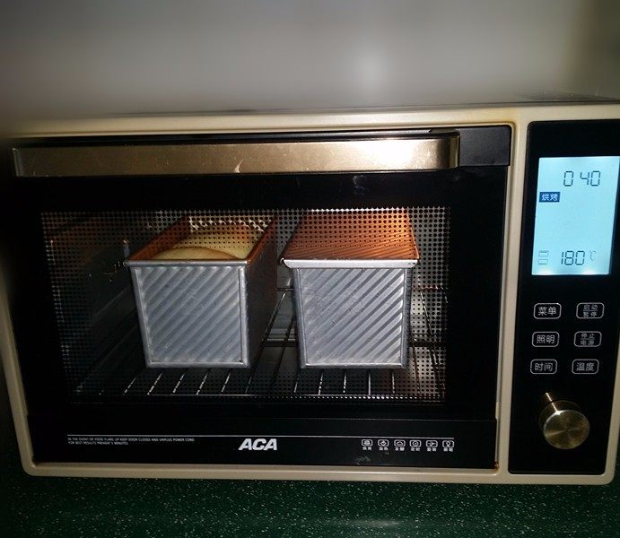 日式甜面包-中种法,送入预热好的烤箱下层：180度、上下火，烤40~45分钟左右