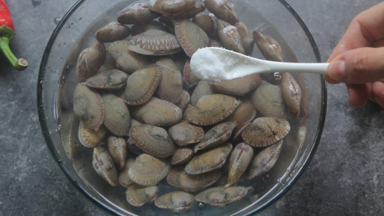 爆炒花甲螺,花甲用水浸泡着，放入一小匙盐，让它吐干净泥沙；