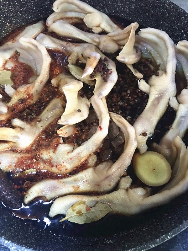 完美复制周黑鸭鸭掌,用料中所有食材以及鸭掌一同放入锅中，大火煮开后转中小火煮至只剩少许的汤汁