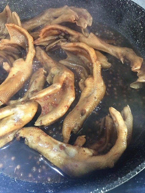 完美复制周黑鸭鸭掌,煮的期间要翻动几次，以免黏锅。