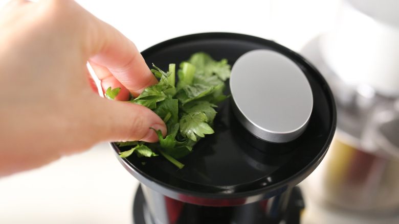 双色菜汁花卷：把维生素揉进面团里,芹菜放入原汁机中。