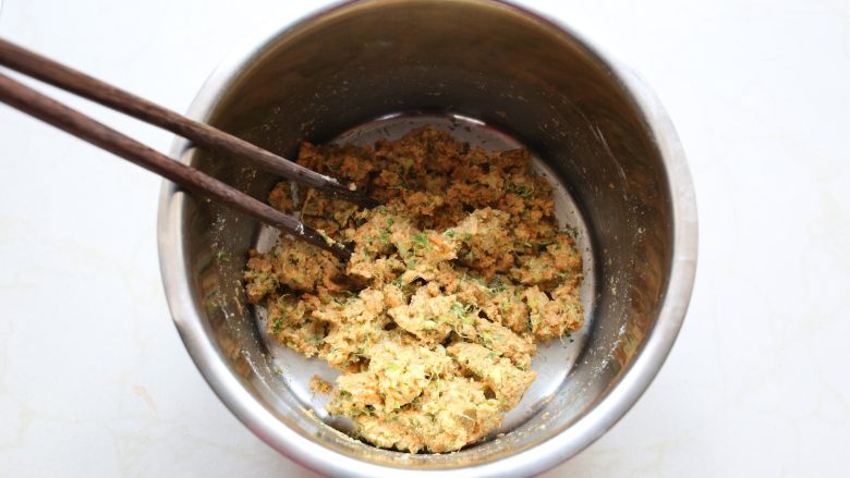双色菜汁花卷：把维生素揉进面团里,搅拌均匀。