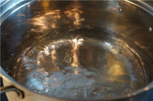 汤种牛奶吐司,烧一锅水。锅子最好是可以卡住搅拌盆的大小，这样有利于接下来隔水加热的步骤。