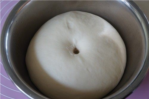 汤种牛奶吐司,面团发酵至两倍大小即可（约40分钟），用手指沾上面粉，插进去后，不回缩即可。