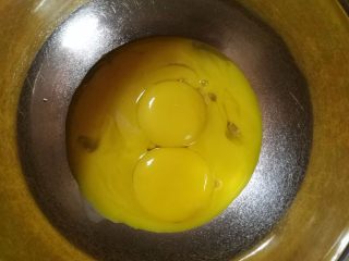 六寸可可戚风蛋糕,分鸡蛋，将蛋黄和蛋清分别打入无油无水的干净盆中