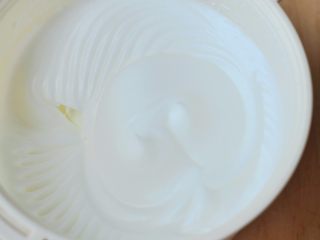 QQ糖抹茶慕斯,用电动打蛋器2档，分三次加入70克糖，把蛋白打至提起打蛋头有小弯钩，倒扣盆蛋白边缘不会流动。 