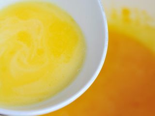 QQ糖抹茶慕斯,用打蛋器直接把蛋黄与糖搅打均匀，黄油与牛奶混合，微波炉加热40秒至完全融化，放凉后倒入蛋黄里，搅拌均匀。 