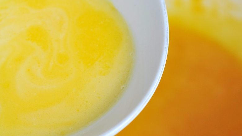 QQ糖抹茶慕斯,用打蛋器直接把蛋黄与糖搅打均匀，<a style='color:red;display:inline-block;' href='/shicai/ 887'>黄油</a>与牛奶混合，微波炉加热40秒至完全融化，放凉后倒入蛋黄里，搅拌均匀。 