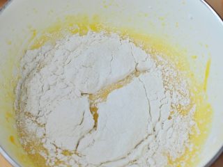 QQ糖抹茶慕斯,蛋黄糊里筛入低粉，搅拌均匀。 