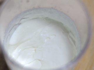 QQ糖抹茶慕斯,淡奶油里加入炼乳，打发至表面有纹路，边缘可缓缓流动。 