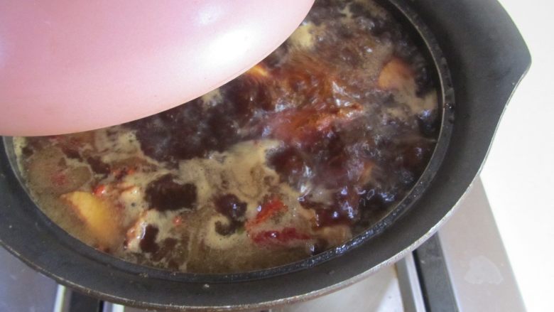 茭白烧鸭腿,加入适量的水， 煮开后转为小火加盖炖煮15分钟；