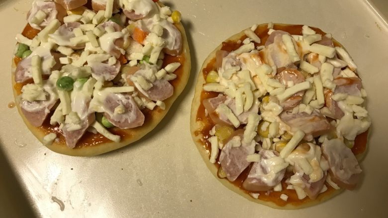 迷你香肠披萨,抹上适量的沙拉酱撒上马苏里拉芝士。