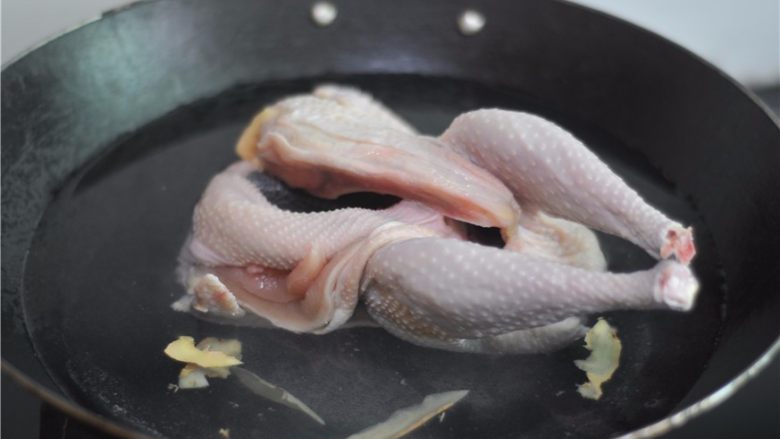 砂锅炖鸡,将鸡整只放进去