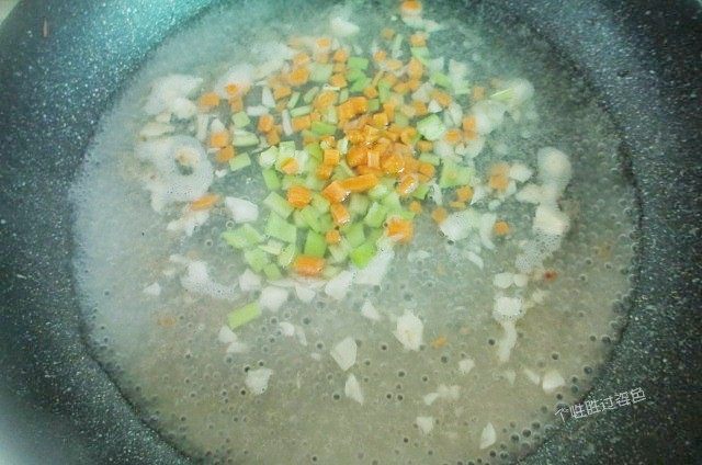 锅塌豆腐,然后倒入胡萝卜丁、青椒丁，翻炒均匀出香味儿。添加1碗清水烧开，调入盐和白糖。