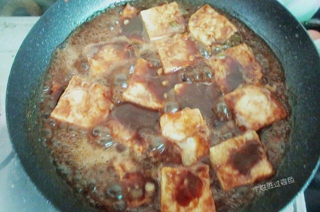 锅塌豆腐,然后调入生抽和蚝油，把煎好的豆腐放进去，小火烧上五六分钟