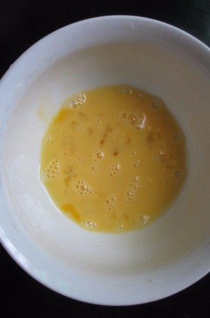 锅塌豆腐,鹌鹑蛋打散搅匀,也可以用鸡蛋