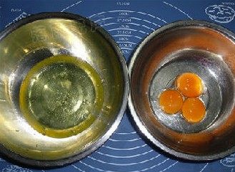 沙拉肉松蛋糕卷,蛋清蛋黄分离（取4个蛋清，3个蛋黄）