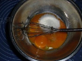 沙拉肉松蛋糕卷,蛋黄加入35g细砂糖，用打蛋器打至发泡