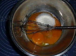 沙拉肉松蛋糕卷,蛋黄加入35g细砂糖，用打蛋器打至发泡