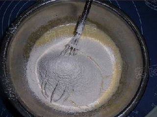 沙拉肉松蛋糕卷,蛋黄糊中筛入低粉和半小勺的玉米淀粉