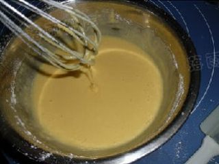 沙拉肉松蛋糕卷,用打蛋器打成均匀的流线面糊