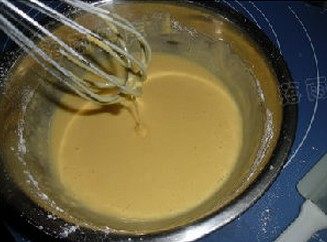 沙拉肉松蛋糕卷,用打蛋器打成均匀的流线面糊