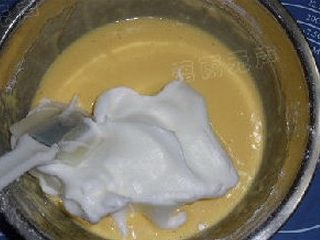 沙拉肉松蛋糕卷,取三分之一打发好的蛋白，放入蛋黄糊中翻拌均匀