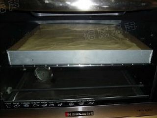 沙拉肉松蛋糕卷,放入预热好170的烤箱，上下火，烤17分钟左右
