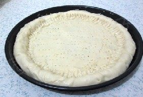 芝心香肠苹果披萨,用面片把奶酪棒包起来。再在面皮上用叉子扎一些小孔。饧至20分钟
