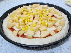 芝心香肠苹果披萨,均匀的撒上苹果粒和甜玉米