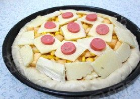 芝心香肠苹果披萨,最后把马苏里拉奶酪片均匀的码放在披萨生坯上面