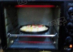 芝心香肠苹果披萨,表面刷蛋液，入烤箱200度，30分钟即可