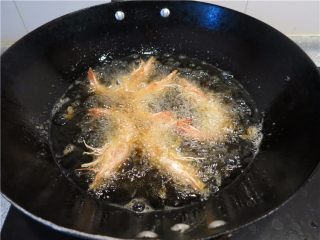 花开富贵团圆虾,炒锅置于炉灶上，放入适量的植物油够炸虾用的即，将裹上水淀粉的大虾逐个的放入油锅中炸可，