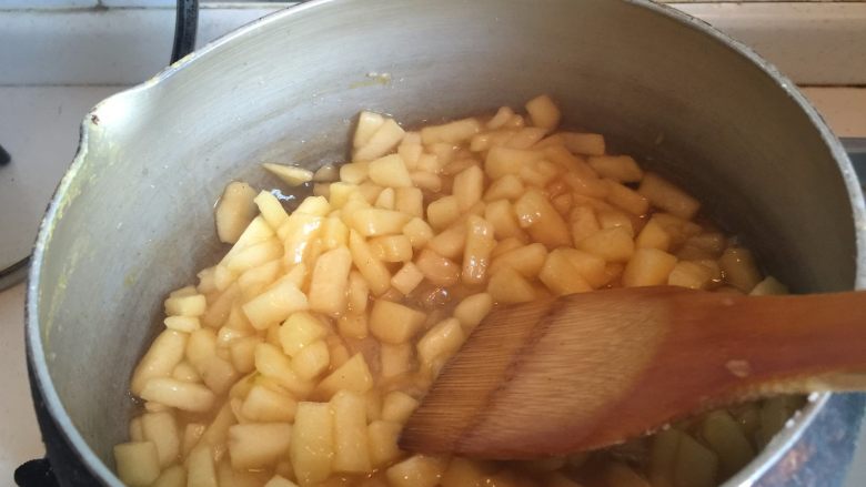 肉桂苹果派,翻炒均匀成肉桂苹果馅备用（其实这个肉桂苹果馅可以多做点，包在面包里也好吃，我的图片上就是双份的量，材料里是实际用的量 ）