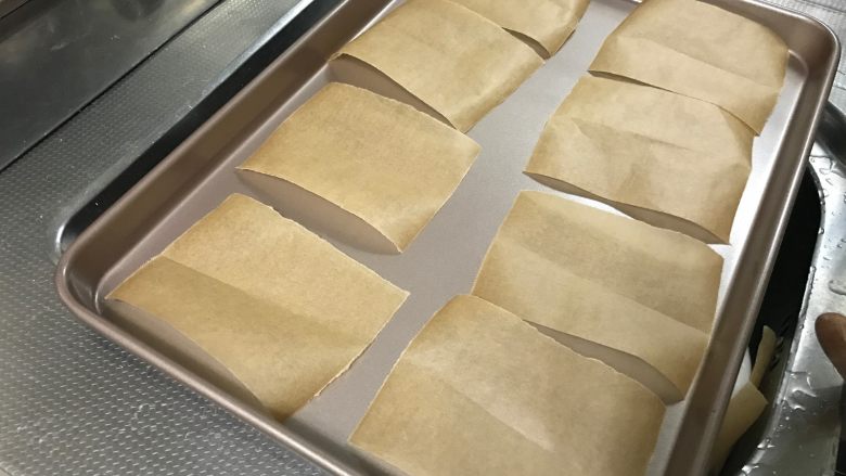 黑麦培根贝果,松弛的时候，准备好方形的烤纸
培根切成条状备用