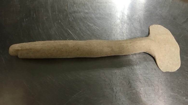 黑麦培根贝果,一端用擀面杖压开,将长条弯曲