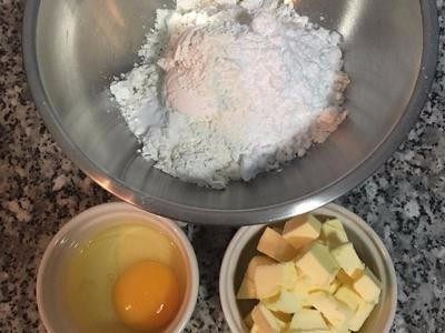 原味半溶起司塔,接著製造甜塔皮！把材料都先秤好,如果一顆蛋不夠50g,則可用鮮奶補足差量.