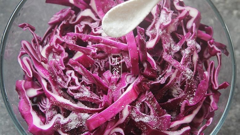 凉拌紫甘蓝,放入一小匙盐搅拌均匀腌制十分钟左右；