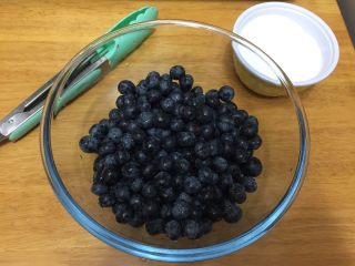 大果粒蓝莓酱,清洗干净后用筛网沥干水分