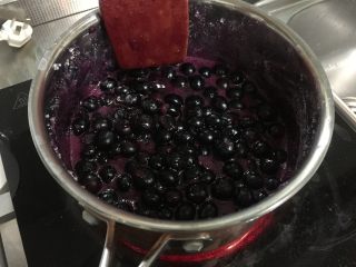 大果粒蓝莓酱,一边加热，一边用铲轻轻搅拌蓝莓