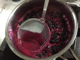 大果粒蓝莓酱,熬煮中会有浮沫，用网筛撇掉