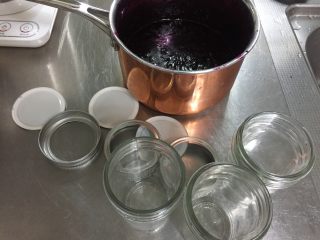 大果粒蓝莓酱,关火后趁热将蓝莓酱倒入玻璃瓶中