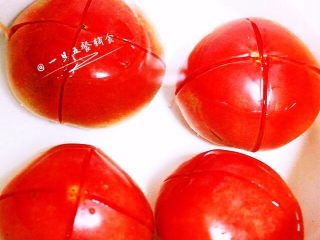 番茄龙利鱼,番茄顶上用刀划十字，放在滚水中烫一下，这样容易去皮。