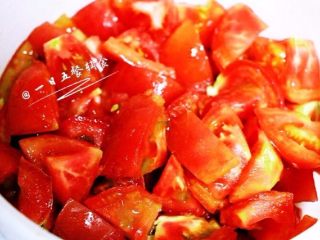 番茄龙利鱼,去皮的番茄切成小块备用。
