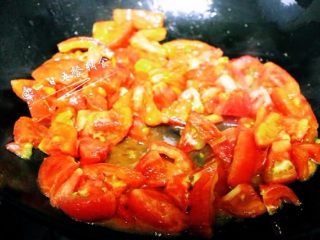 番茄龙利鱼,锅烧热后倒入适量油，放入切好的番茄，中火不断翻炒，一遍炒一遍用铲子按压。